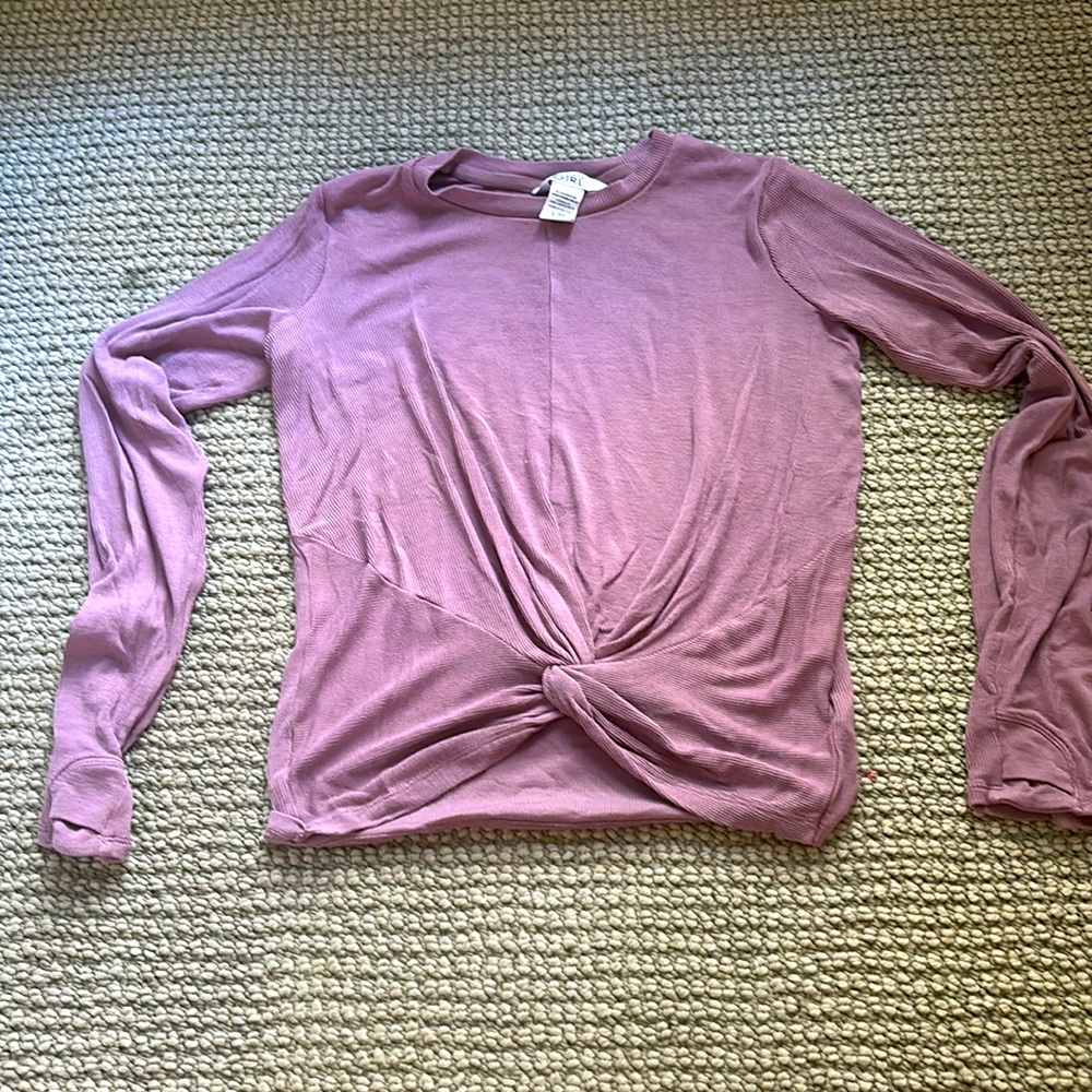 I am selling a cute athleta long sleeve shirt that’s very comfy and soft!